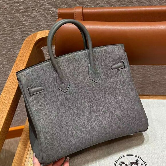 Classic Hermes Bag: A Stylish and Versatile Choice for Elegance - Picture 3 of 6